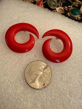 Vintage 80s Mod Red Resin Swoosh Swirl Stud Post Earrings